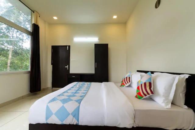Letstay Vythiri Hill Palace エクステリア 写真